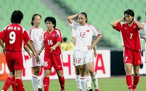 “我故乡”女足夺得亚冠冠军返回朝鲜，在平壤进行大巴游行