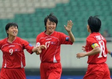 “我故乡”女足夺得亚冠冠军返回朝鲜，在平壤进行大巴游行