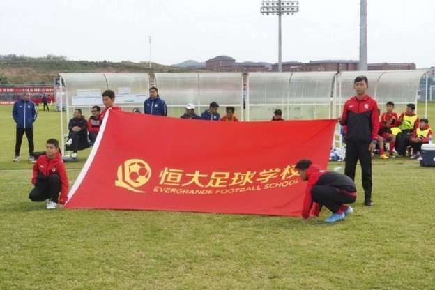 广东晨星重返恒大足校基地，师生球迷齐欢迎