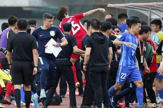 以劝架为名多次踩踏裁判，他被禁赛7个月