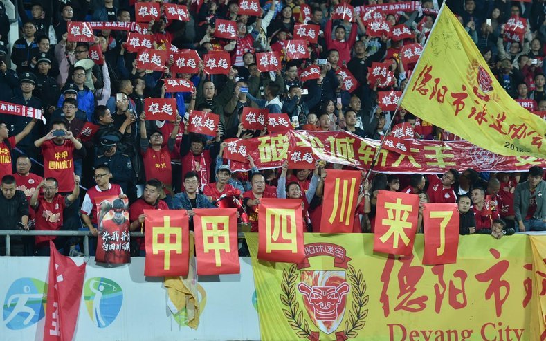 行政足球让中国足球带着镣铐前行